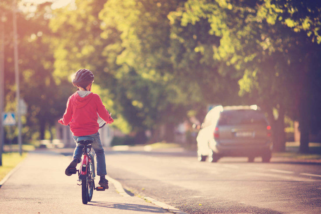 enfant en vélo sur le trottoir